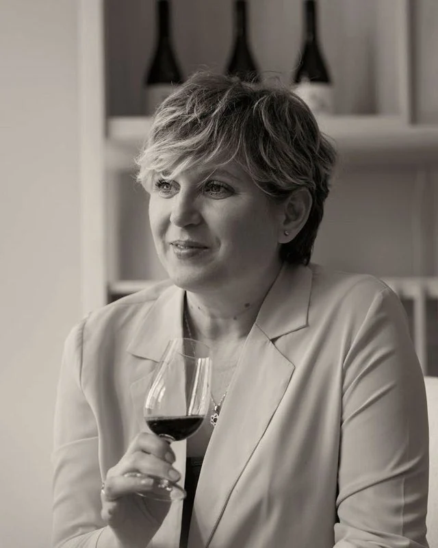 Dr. Mihaela Mihnea, cu un pahar de vin roșu